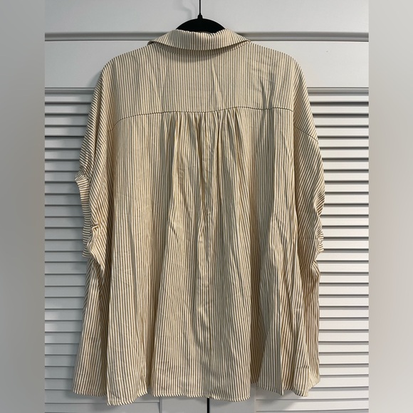 Everyday Chic Boutique Button Down Swing Top. Cream & Gold Stripes. Size M/L. - Picture 5 of 6